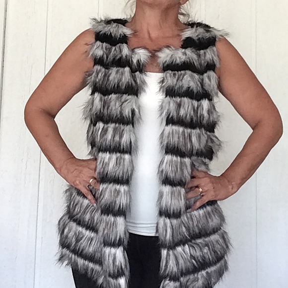 SIGNATURE STUDIO FAUX FUR SLEEVELESS VEST NWT SIZE MEDIUM - Picture 3 of 9